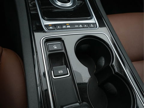 Jaguar XE 2.0 D Pure In-Control-Pack Aut. *FULL-LEATHER | NAVI-FULLMAP | COMFORT-SEATS | CAMERA | ECC | SHIFT-PADDLES | LANE-ASSIST | PDC | HEATED-SEATS | CRUISE | 17''ALU*
