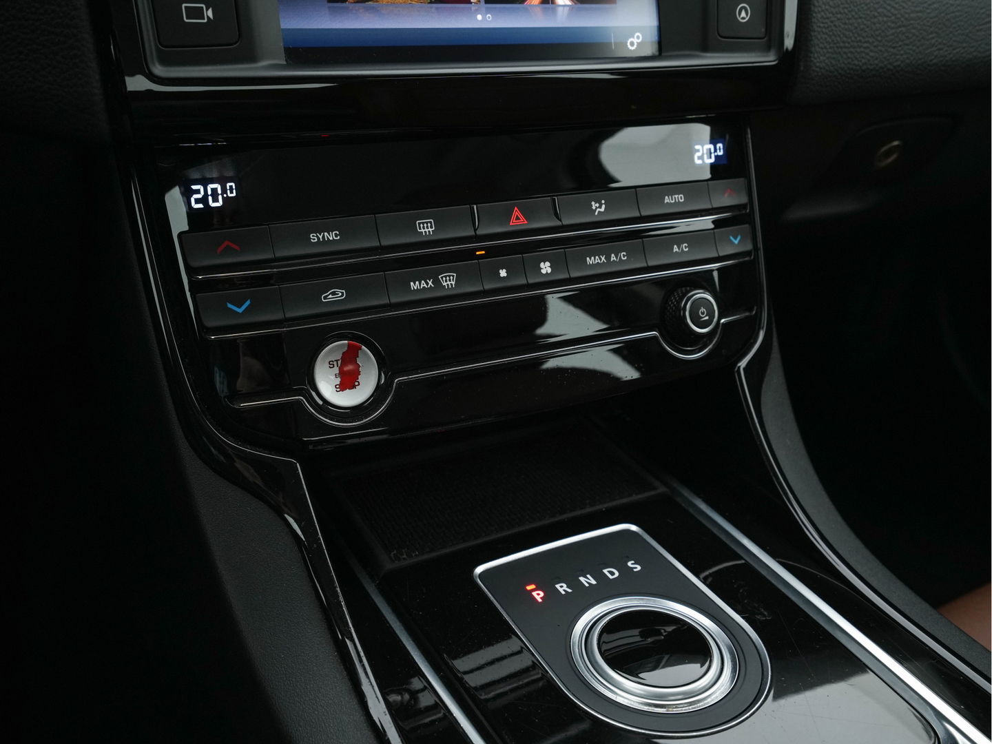 Jaguar XE 2.0 D Pure In-Control-Pack Aut. *FULL-LEATHER | NAVI-FULLMAP | COMFORT-SEATS | CAMERA | ECC | SHIFT-PADDLES | LANE-ASSIST | PDC | HEATED-SEATS | CRUISE | 17''ALU*