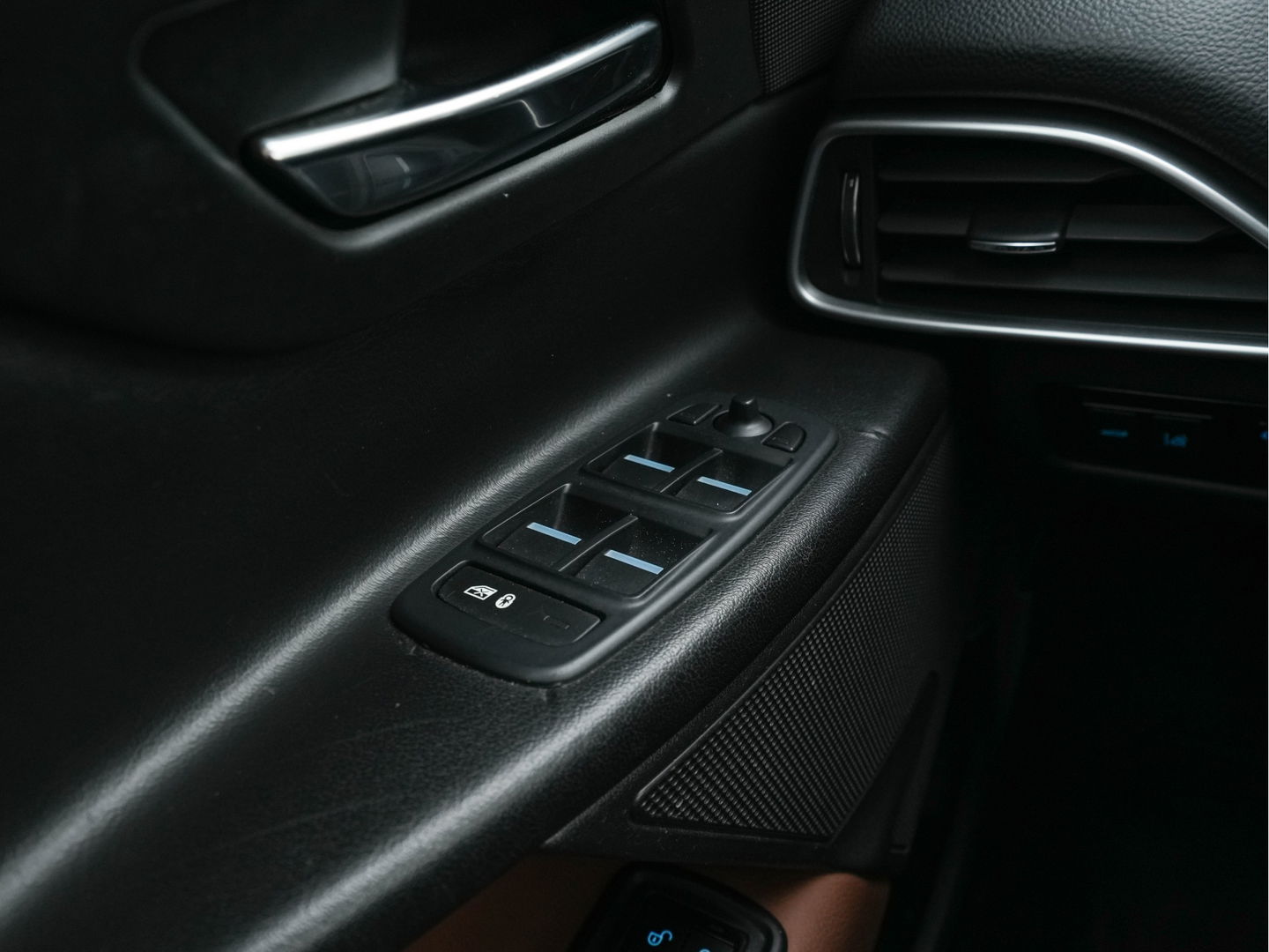 Jaguar XE 2.0 D Pure In-Control-Pack Aut. *FULL-LEATHER | NAVI-FULLMAP | COMFORT-SEATS | CAMERA | ECC | SHIFT-PADDLES | LANE-ASSIST | PDC | HEATED-SEATS | CRUISE | 17''ALU*