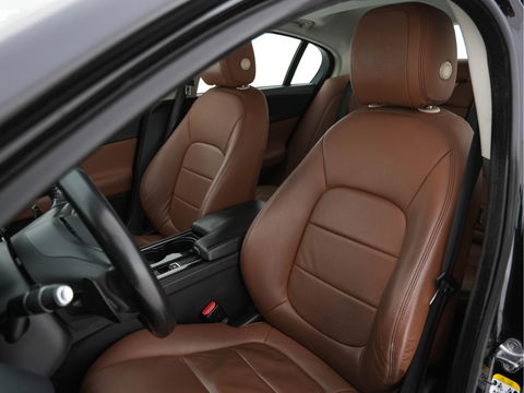 Jaguar XE 2.0 D Pure In-Control-Pack Aut. *FULL-LEATHER | NAVI-FULLMAP | COMFORT-SEATS | CAMERA | ECC | SHIFT-PADDLES | LANE-ASSIST | PDC | HEATED-SEATS | CRUISE | 17''ALU*