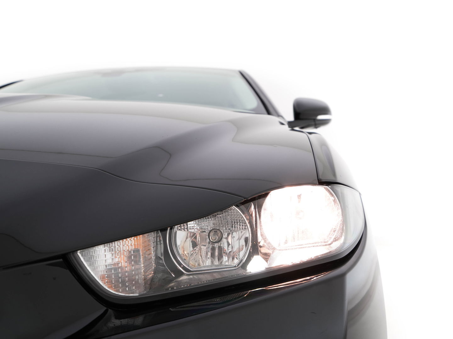 Jaguar XE 2.0 D Pure In-Control-Pack Aut. *FULL-LEATHER | NAVI-FULLMAP | COMFORT-SEATS | CAMERA | ECC | SHIFT-PADDLES | LANE-ASSIST | PDC | HEATED-SEATS | CRUISE | 17''ALU*