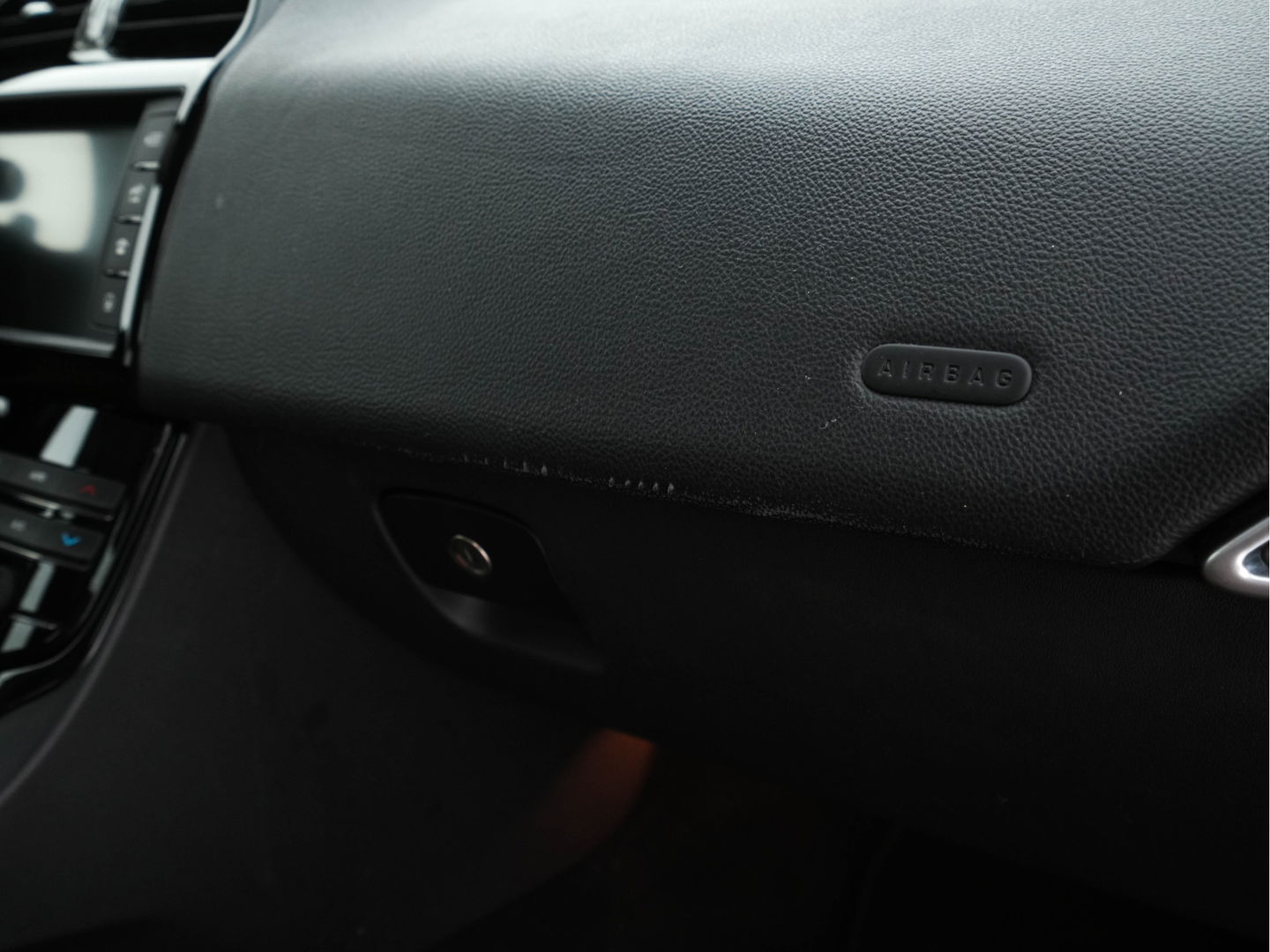 Jaguar XE 2.0 D Pure In-Control-Pack Aut. *FULL-LEATHER | NAVI-FULLMAP | COMFORT-SEATS | CAMERA | ECC | SHIFT-PADDLES | LANE-ASSIST | PDC | HEATED-SEATS | CRUISE | 17''ALU*