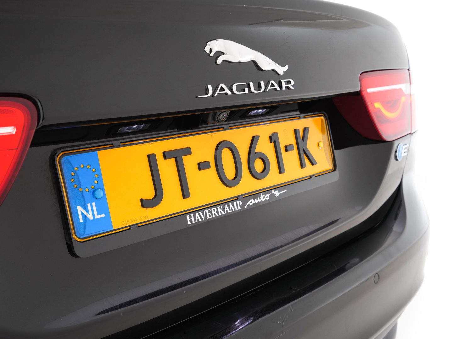 Jaguar XE 2.0 D Pure In-Control-Pack Aut. *FULL-LEATHER | NAVI-FULLMAP | COMFORT-SEATS | CAMERA | ECC | SHIFT-PADDLES | LANE-ASSIST | PDC | HEATED-SEATS | CRUISE | 17''ALU*