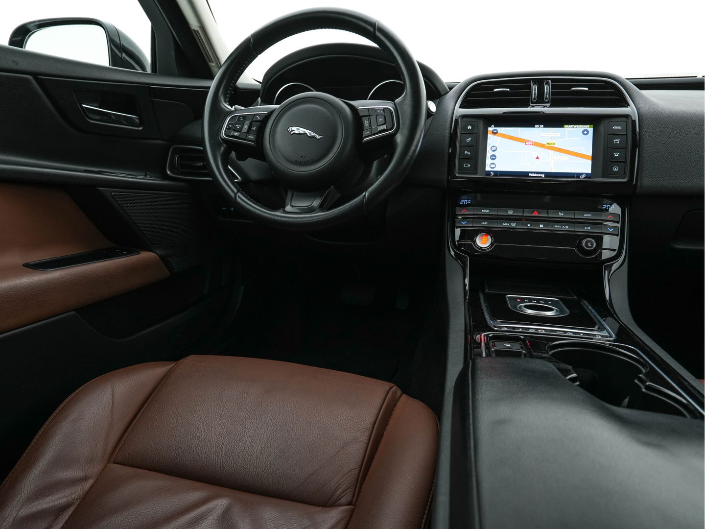 Jaguar XE 2.0 D Pure In-Control-Pack Aut. *FULL-LEATHER | NAVI-FULLMAP | COMFORT-SEATS | CAMERA | ECC | SHIFT-PADDLES | LANE-ASSIST | PDC | HEATED-SEATS | CRUISE | 17''ALU*