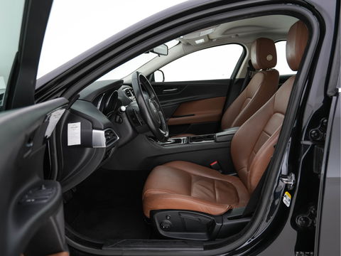 Jaguar XE 2.0 D Pure In-Control-Pack Aut. *FULL-LEATHER | NAVI-FULLMAP | COMFORT-SEATS | CAMERA | ECC | SHIFT-PADDLES | LANE-ASSIST | PDC | HEATED-SEATS | CRUISE | 17''ALU*