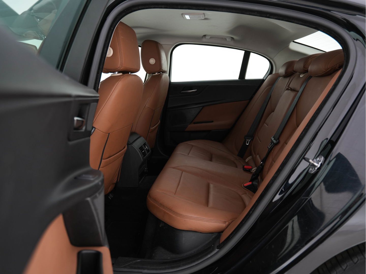 Jaguar XE 2.0 D Pure In-Control-Pack Aut. *FULL-LEATHER | NAVI-FULLMAP | COMFORT-SEATS | CAMERA | ECC | SHIFT-PADDLES | LANE-ASSIST | PDC | HEATED-SEATS | CRUISE | 17''ALU*