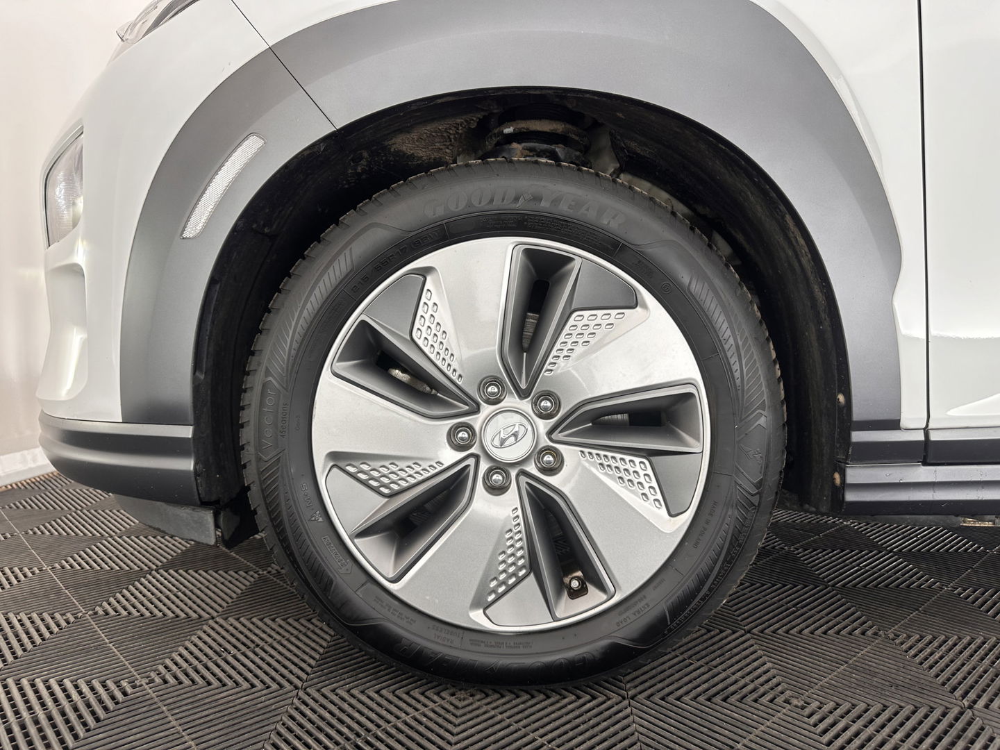 Hyundai KONA EV Premium 64 kWh (INCL-BTW) *FULL-LEATHER | HEAD-UP | FULL-LED | NAVI-FULLMAP | DAB | ADAPTIVE-CRUISE | KRELL-AUDIO | KEYLESS | CAMERA | BLIND-SPOT | LANE-ASSIST | DIGI-COCKPIT | COMFORT-SEATS | 17''ALU*