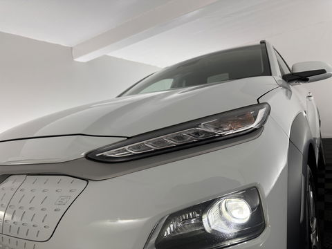 Hyundai KONA EV Premium 64 kWh (INCL-BTW) *FULL-LEATHER | HEAD-UP | FULL-LED | NAVI-FULLMAP | DAB | ADAPTIVE-CRUISE | KRELL-AUDIO | KEYLESS | CAMERA | BLIND-SPOT | LANE-ASSIST | DIGI-COCKPIT | COMFORT-SEATS | 17''ALU*