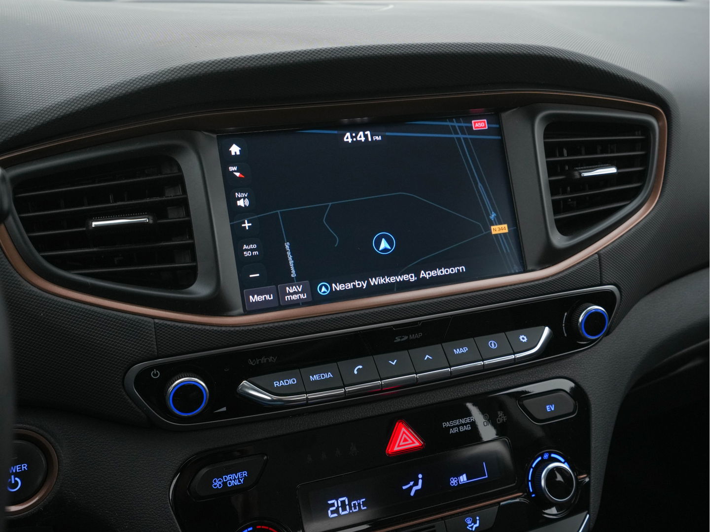 Hyundai IONIQ Comfort EV Aut. *INFINITY-AUDIO | NAVI-FULLMAP | CAMERA | CCS-FASTLOADER | LANE-ASSIST | ADAPTIVE-CRUISE | KEYLESS | SHIFT-PADDLES | PDC | CARPLAY |  DAB+ | COMFORT-SEATS | 16"ALU*
