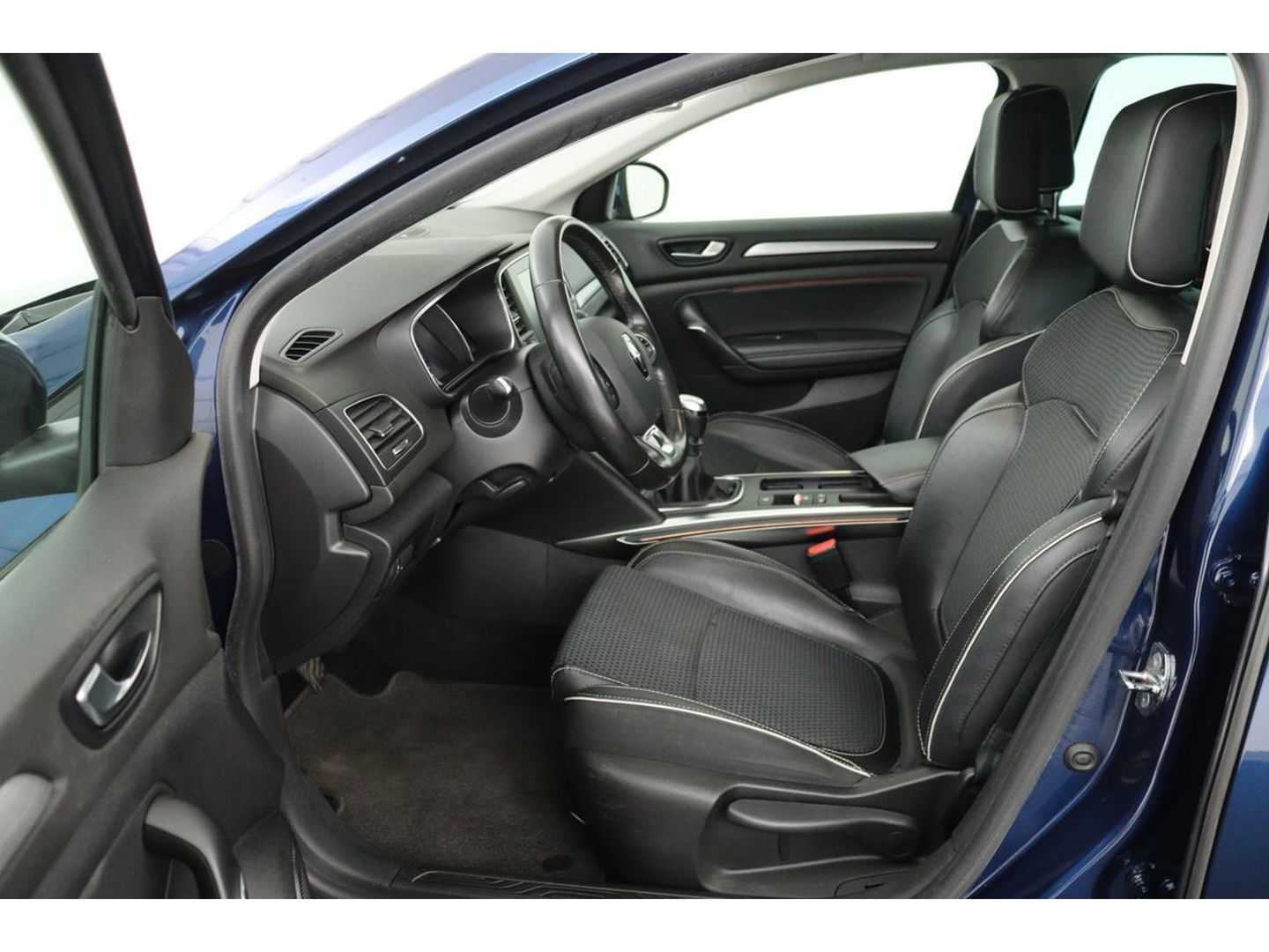 Renault Mégane 1.3 TCe Bose | Carplay | Camera | Half leder | Navigatie | Keyless | Dodehoek detectie | Park Assist | Climate control