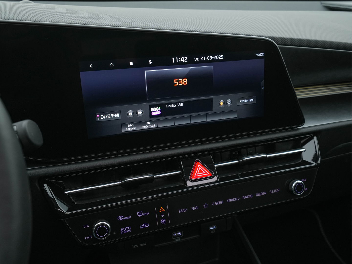 Kia Niro EV DynamicPlusLine 64.8 kWh [ 3-Fase ] (INCL-BTW) Aut. *PANO | HEAD-UP | LEATHER | DIGI-COCKPIT | NAVI-FULLMAP | DAB | ADAPT.CRUISE | CAMERA | COMFORT-SEATS | KEYLESS | DIGI-COCKPIT | SHIFT-PADDLES | HEATED-SEATS | CARPLAY | LANE-
