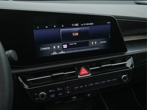 Kia Niro EV DynamicPlusLine 64.8 kWh [ 3-Fase ] (INCL-BTW) Aut. *PANO | HEAD-UP | LEATHER | DIGI-COCKPIT | NAVI-FULLMAP | DAB | ADAPT.CRUISE | CAMERA | COMFORT-SEATS | KEYLESS | DIGI-COCKPIT | SHIFT-PADDLES | HEATED-SEATS | CARPLAY | LANE-