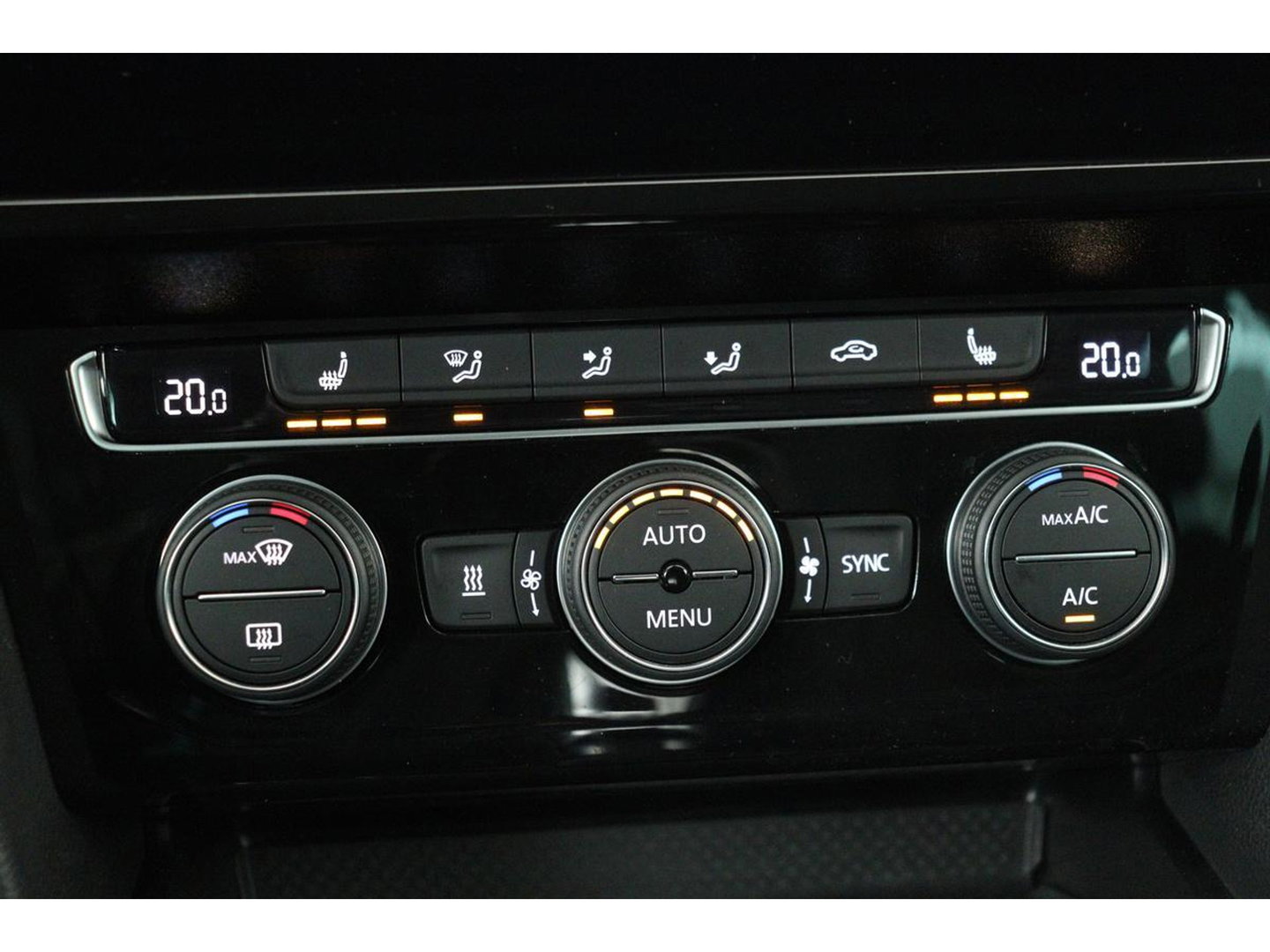 Volkswagen Passat 1.4 TSI PHEV GTE | Trekhaak | Stoelverwarming | Camera | Massage | Carplay | Adaptive cruise | Side Assist | Matrix LED | Park Assist | Navigatie | Virtual Cockpit