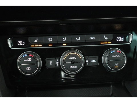 Volkswagen Passat 1.4 TSI PHEV GTE | Trekhaak | Stoelverwarming | Camera | Massage | Carplay | Adaptive cruise | Side Assist | Matrix LED | Park Assist | Navigatie | Virtual Cockpit