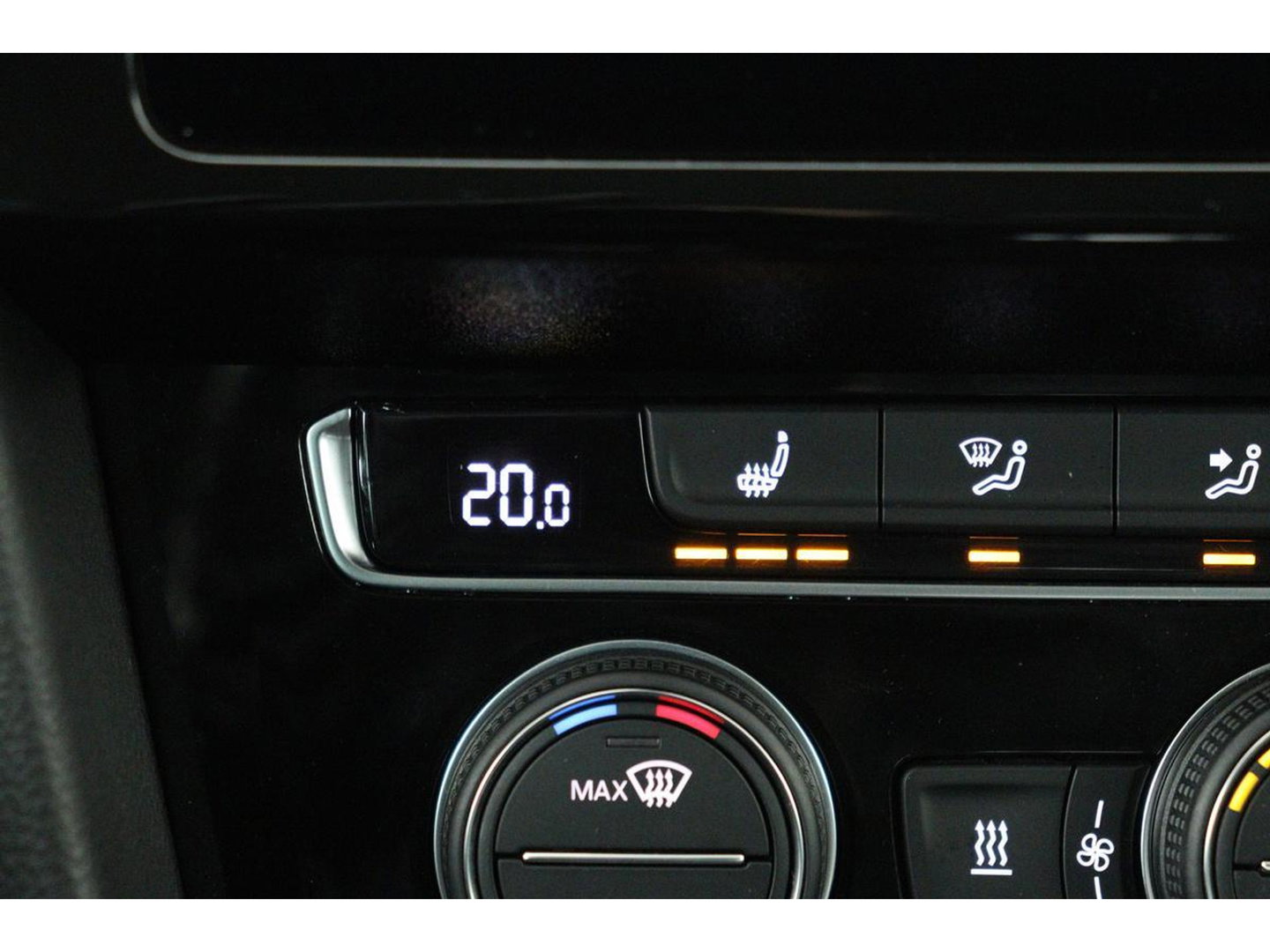 Volkswagen Passat 1.4 TSI PHEV GTE | Trekhaak | Stoelverwarming | Camera | Massage | Carplay | Adaptive cruise | Side Assist | Matrix LED | Park Assist | Navigatie | Virtual Cockpit