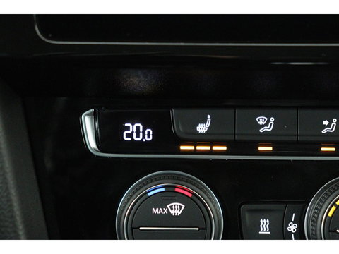 Volkswagen Passat 1.4 TSI PHEV GTE | Trekhaak | Stoelverwarming | Camera | Massage | Carplay | Adaptive cruise | Side Assist | Matrix LED | Park Assist | Navigatie | Virtual Cockpit