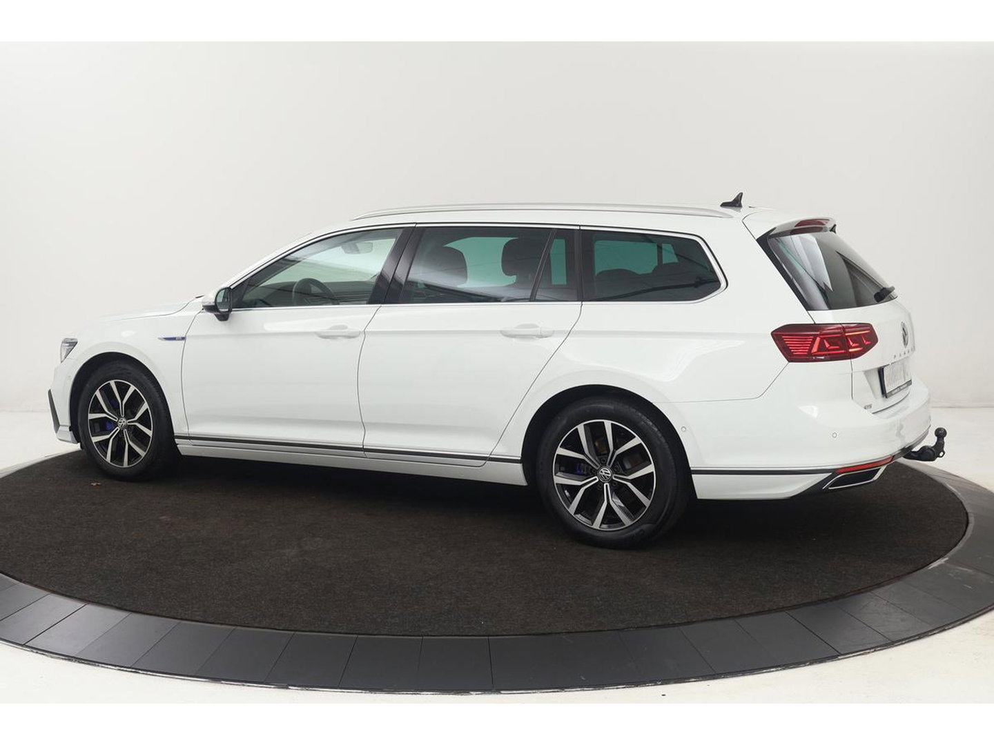 Volkswagen Passat 1.4 TSI PHEV GTE | Trekhaak | Stoelverwarming | Camera | Massage | Carplay | Adaptive cruise | Side Assist | Matrix LED | Park Assist | Navigatie | Virtual Cockpit