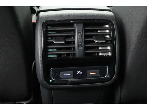Volkswagen Passat 1.4 TSI PHEV GTE | Trekhaak | Stoelverwarming | Camera | Massage | Carplay | Adaptive cruise | Side Assist | Matrix LED | Park Assist | Navigatie | Virtual Cockpit