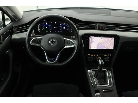 Volkswagen Passat 1.4 TSI PHEV GTE | Trekhaak | Stoelverwarming | Camera | Massage | Carplay | Adaptive cruise | Side Assist | Matrix LED | Park Assist | Navigatie | Virtual Cockpit