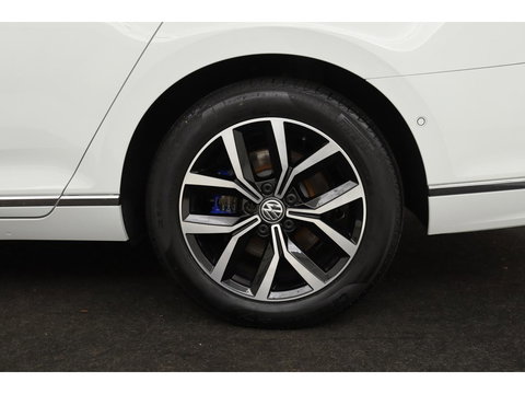 Volkswagen Passat 1.4 TSI PHEV GTE | Trekhaak | Stoelverwarming | Camera | Massage | Carplay | Adaptive cruise | Side Assist | Matrix LED | Park Assist | Navigatie | Virtual Cockpit