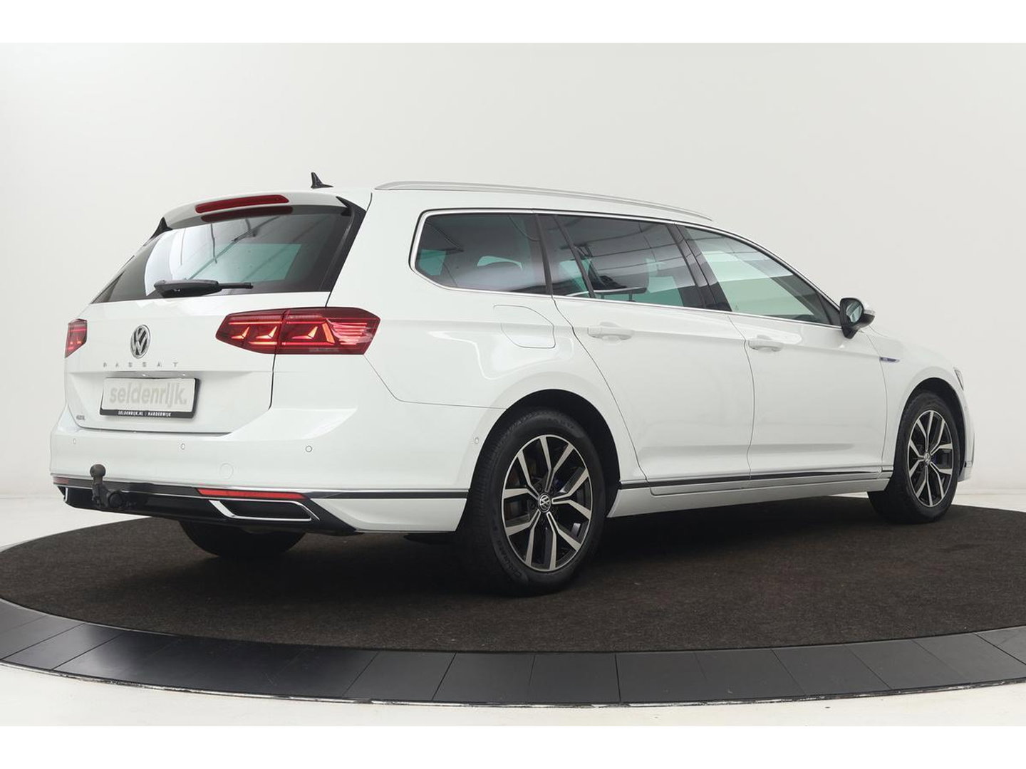 Volkswagen Passat 1.4 TSI PHEV GTE | Trekhaak | Stoelverwarming | Camera | Massage | Carplay | Adaptive cruise | Side Assist | Matrix LED | Park Assist | Navigatie | Virtual Cockpit