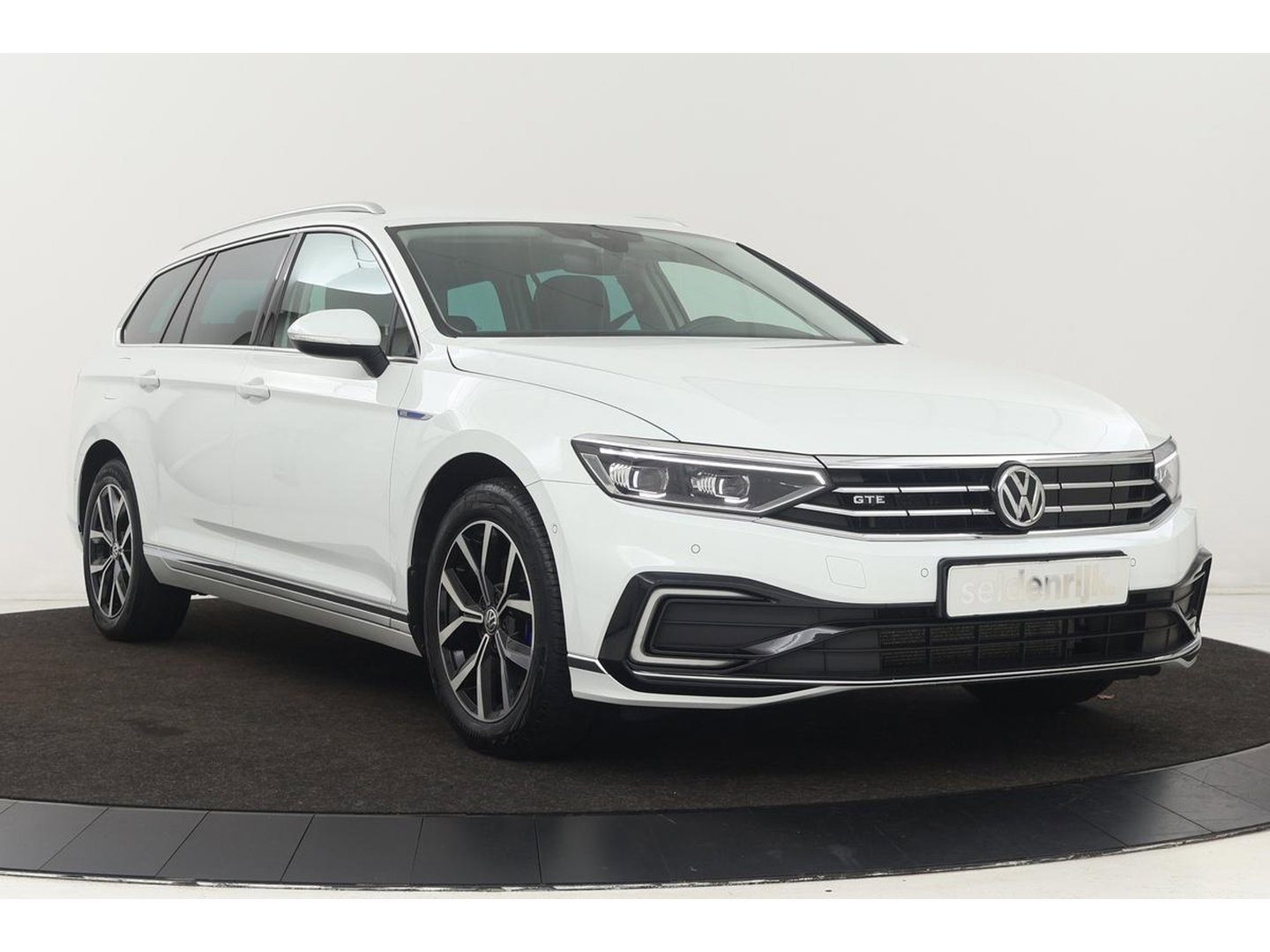 Volkswagen Passat 1.4 TSI PHEV GTE | Trekhaak | Stoelverwarming | Camera | Massage | Carplay | Adaptive cruise | Side Assist | Matrix LED | Park Assist | Navigatie | Virtual Cockpit