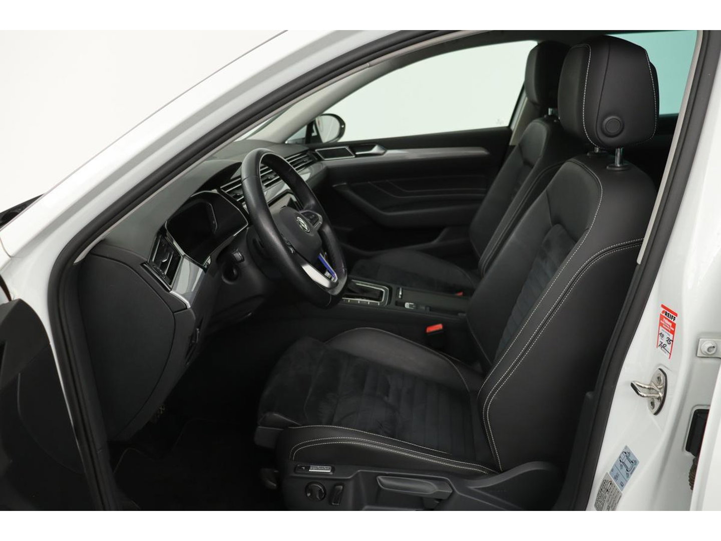 Volkswagen Passat 1.4 TSI PHEV GTE | Trekhaak | Stoelverwarming | Camera | Massage | Carplay | Adaptive cruise | Side Assist | Matrix LED | Park Assist | Navigatie | Virtual Cockpit