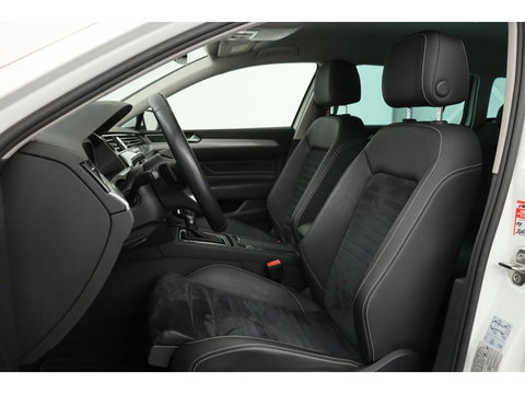 Volkswagen Passat 1.4 TSI PHEV GTE | Trekhaak | Stoelverwarming | Camera | Massage | Carplay | Adaptive cruise | Side Assist | Matrix LED | Park Assist | Navigatie | Virtual Cockpit