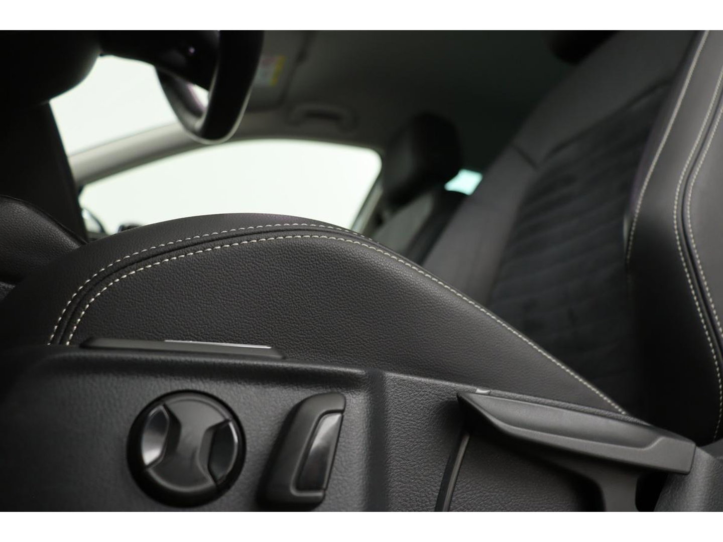 Volkswagen Passat 1.4 TSI PHEV GTE | Trekhaak | Stoelverwarming | Camera | Massage | Carplay | Adaptive cruise | Side Assist | Matrix LED | Park Assist | Navigatie | Virtual Cockpit