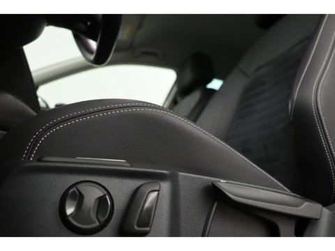 Volkswagen Passat 1.4 TSI PHEV GTE | Trekhaak | Stoelverwarming | Camera | Massage | Carplay | Adaptive cruise | Side Assist | Matrix LED | Park Assist | Navigatie | Virtual Cockpit