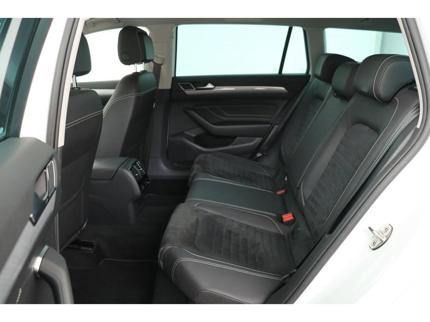 Volkswagen Passat 1.4 TSI PHEV GTE | Trekhaak | Stoelverwarming | Camera | Massage | Carplay | Adaptive cruise | Side Assist | Matrix LED | Park Assist | Navigatie | Virtual Cockpit