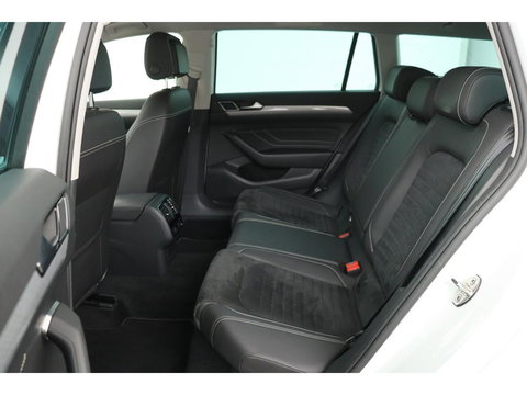 Volkswagen Passat 1.4 TSI PHEV GTE | Trekhaak | Stoelverwarming | Camera | Massage | Carplay | Adaptive cruise | Side Assist | Matrix LED | Park Assist | Navigatie | Virtual Cockpit