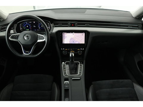 Volkswagen Passat 1.4 TSI PHEV GTE | Trekhaak | Stoelverwarming | Camera | Massage | Carplay | Adaptive cruise | Side Assist | Matrix LED | Park Assist | Navigatie | Virtual Cockpit