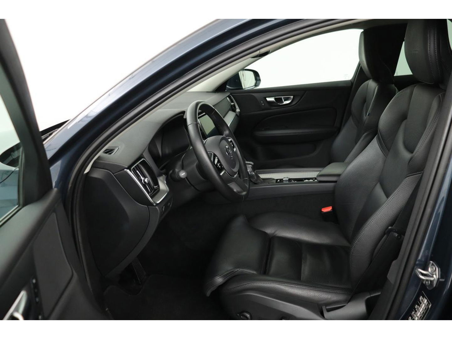 Volvo V60 2.0 T4 Inscription | Leder | Stoelverwarming | Carplay | Camera | Memory | Navigatie | Full LED | Dodehoek detectie | Verwarmde voorruit