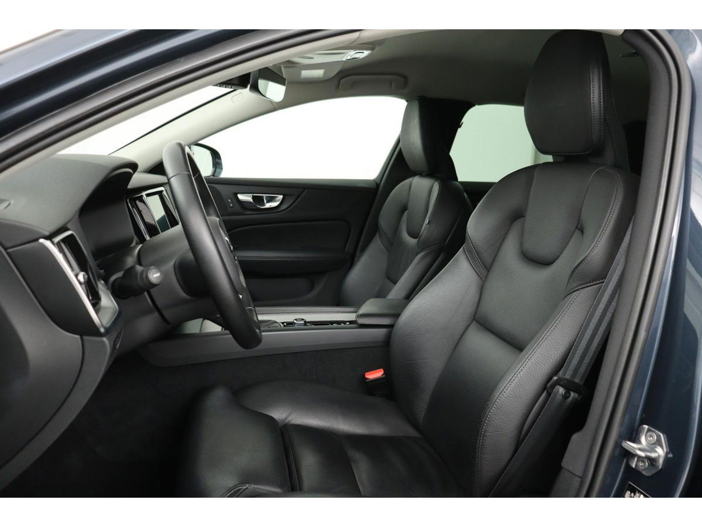 Volvo V60 2.0 T4 Inscription | Leder | Stoelverwarming | Carplay | Camera | Memory | Navigatie | Full LED | Dodehoek detectie | Verwarmde voorruit