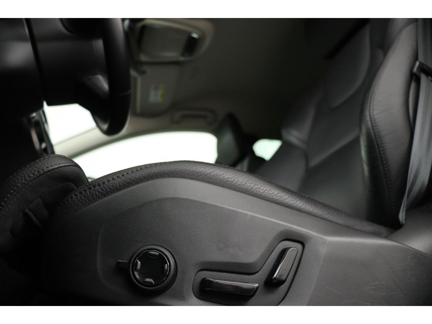 Volvo V60 2.0 T4 Inscription | Leder | Stoelverwarming | Carplay | Camera | Memory | Navigatie | Full LED | Dodehoek detectie | Verwarmde voorruit