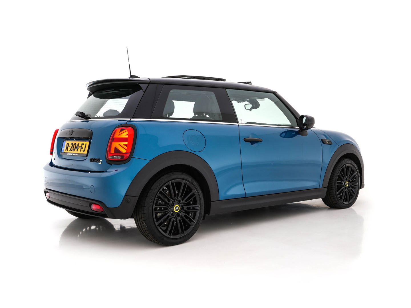 MINI Mini Electric Classic Premium Plus-Pack 33 kWh [ 3-Fase ] (INCL-BTW) Aut. *PANO | FULL-LEATHER | FULL-LED | HARMAN/KARDON-AUDIO | KEYLESS | CAMERA | SPORT-SEATS | NAVI-FULLMAP  | ECC | AMBIENT-LIGHT | DAB | DIGI-COCKPIT | PDC | 17"ALU*