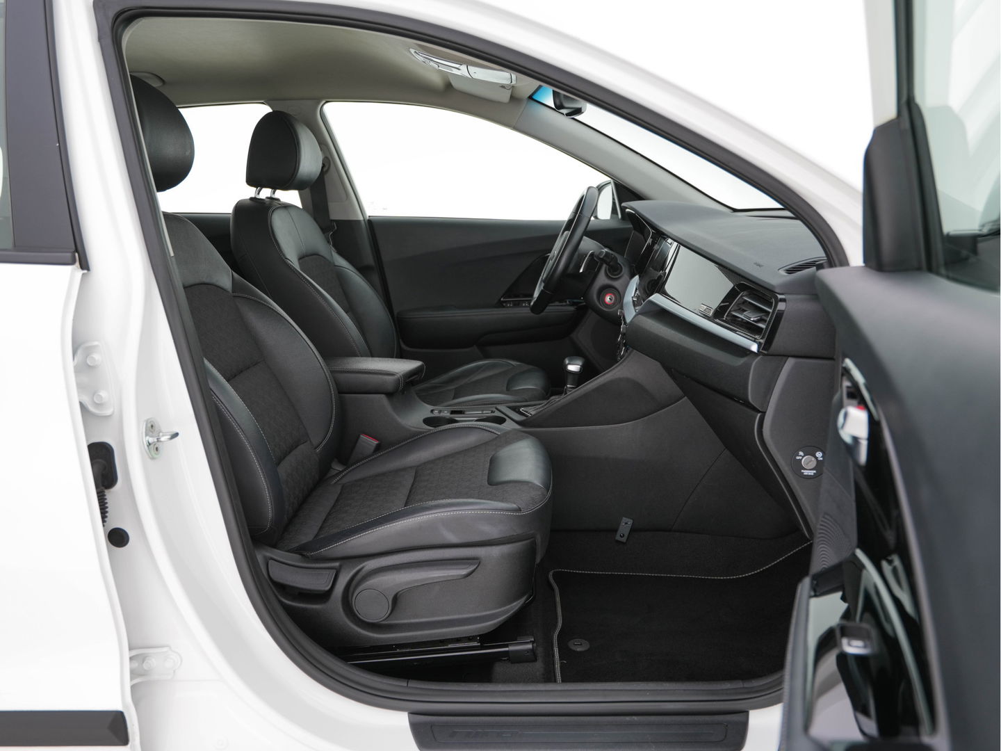 Kia Niro 1.6 GDi Hybrid DynamicLine (INCL-BTW) Aut. *NAVI-FULLMAP | KEYLESS | ADAPTIVE-CRUISE | 1/2-LEATHER | CAMERA | ECC | PDC | LANE-ASSIST | COMFORT-SEATS  | SHIFT-PADDLES | CARPLAY | TOWBAR | 16"ALU*