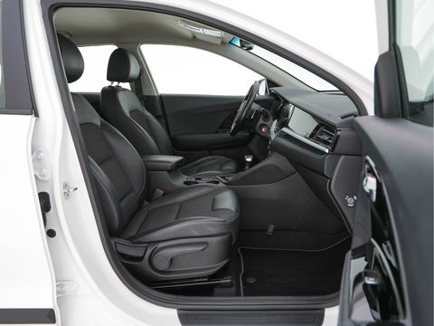 Kia Niro 1.6 GDi Hybrid DynamicLine (INCL-BTW) Aut. *NAVI-FULLMAP | KEYLESS | ADAPTIVE-CRUISE | 1/2-LEATHER | CAMERA | ECC | PDC | LANE-ASSIST | COMFORT-SEATS  | SHIFT-PADDLES | CARPLAY | TOWBAR | 16"ALU*