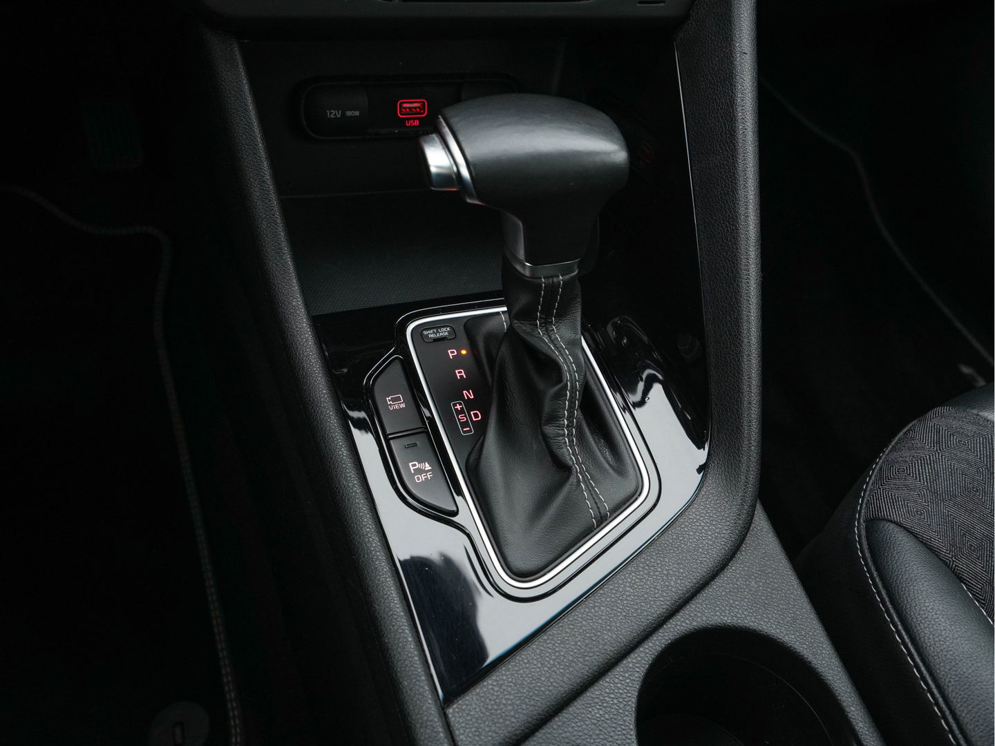 Kia Niro 1.6 GDi Hybrid DynamicLine (INCL-BTW) Aut. *NAVI-FULLMAP | KEYLESS | ADAPTIVE-CRUISE | 1/2-LEATHER | CAMERA | ECC | PDC | LANE-ASSIST | COMFORT-SEATS  | SHIFT-PADDLES | CARPLAY | TOWBAR | 16"ALU*