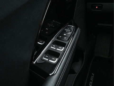Kia Niro 1.6 GDi Hybrid DynamicLine (INCL-BTW) Aut. *NAVI-FULLMAP | KEYLESS | ADAPTIVE-CRUISE | 1/2-LEATHER | CAMERA | ECC | PDC | LANE-ASSIST | COMFORT-SEATS  | SHIFT-PADDLES | CARPLAY | TOWBAR | 16"ALU*