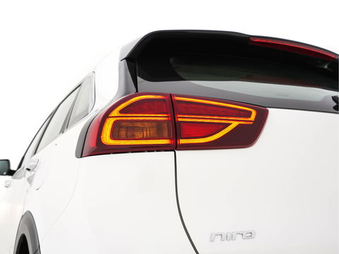 Kia Niro 1.6 GDi Hybrid DynamicLine (INCL-BTW) Aut. *NAVI-FULLMAP | KEYLESS | ADAPTIVE-CRUISE | 1/2-LEATHER | CAMERA | ECC | PDC | LANE-ASSIST | COMFORT-SEATS  | SHIFT-PADDLES | CARPLAY | TOWBAR | 16"ALU*
