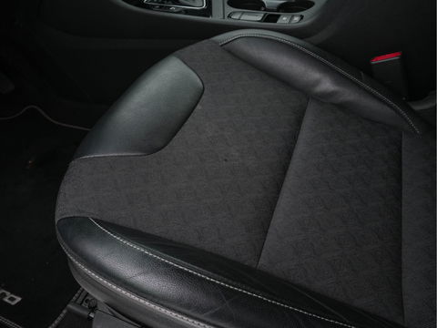 Kia Niro 1.6 GDi Hybrid DynamicLine (INCL-BTW) Aut. *NAVI-FULLMAP | KEYLESS | ADAPTIVE-CRUISE | 1/2-LEATHER | CAMERA | ECC | PDC | LANE-ASSIST | COMFORT-SEATS  | SHIFT-PADDLES | CARPLAY | TOWBAR | 16"ALU*