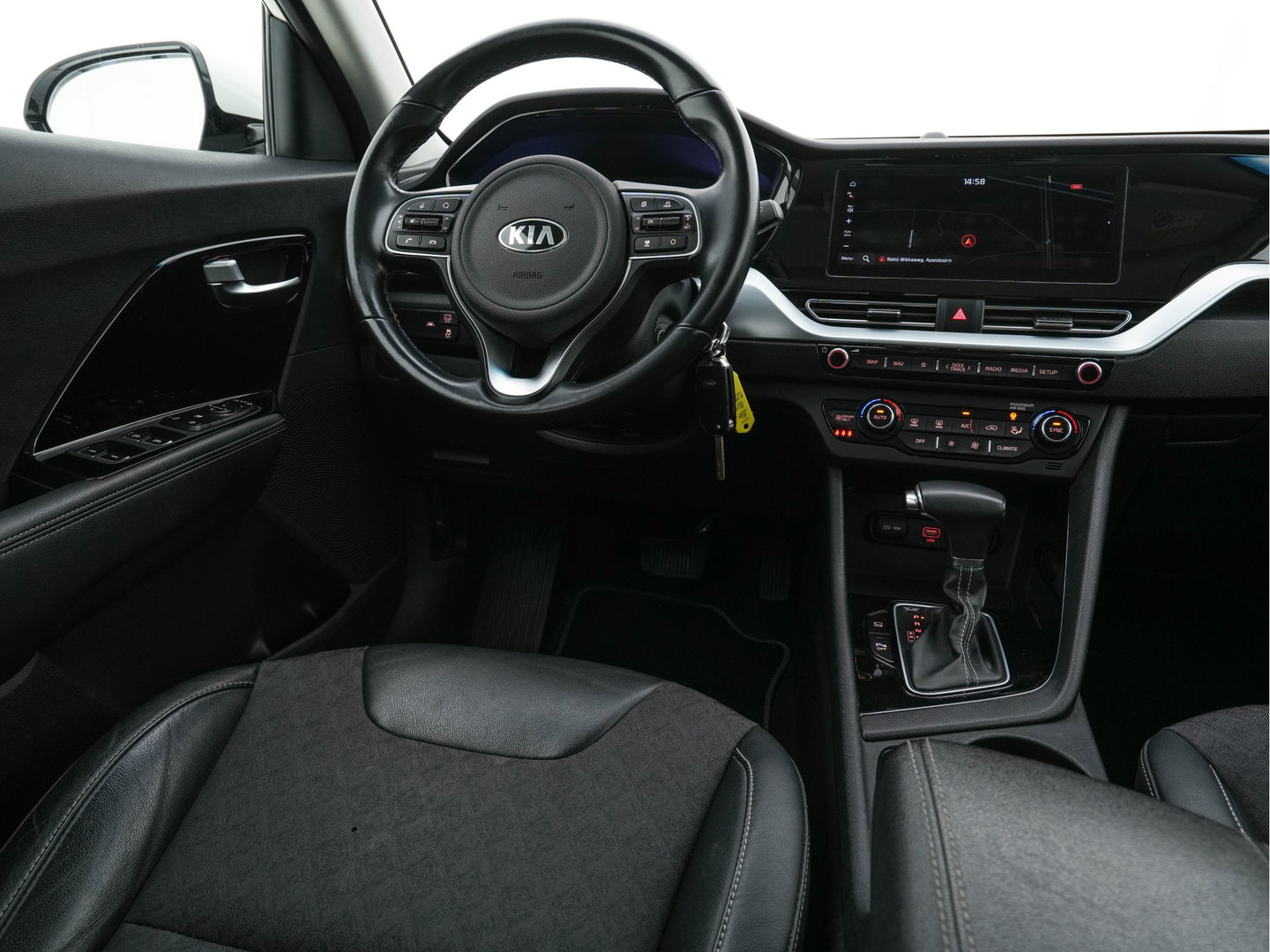 Kia Niro 1.6 GDi Hybrid DynamicLine (INCL-BTW) Aut. *NAVI-FULLMAP | KEYLESS | ADAPTIVE-CRUISE | 1/2-LEATHER | CAMERA | ECC | PDC | LANE-ASSIST | COMFORT-SEATS  | SHIFT-PADDLES | CARPLAY | TOWBAR | 16"ALU*