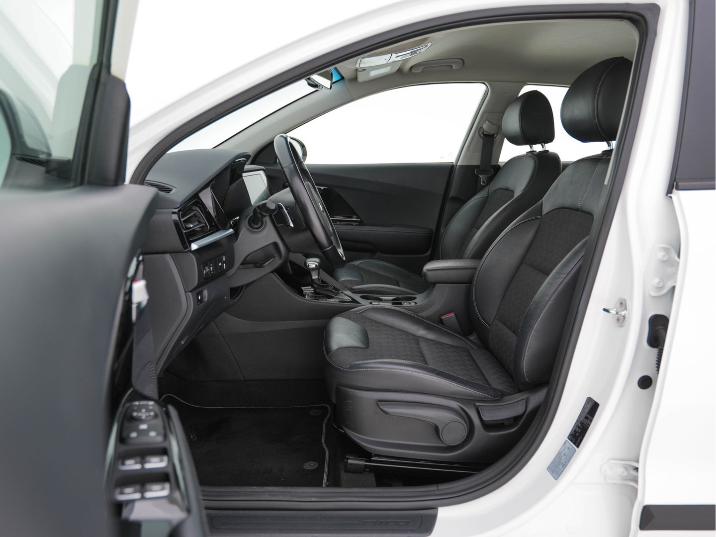 Kia Niro 1.6 GDi Hybrid DynamicLine (INCL-BTW) Aut. *NAVI-FULLMAP | KEYLESS | ADAPTIVE-CRUISE | 1/2-LEATHER | CAMERA | ECC | PDC | LANE-ASSIST | COMFORT-SEATS  | SHIFT-PADDLES | CARPLAY | TOWBAR | 16"ALU*