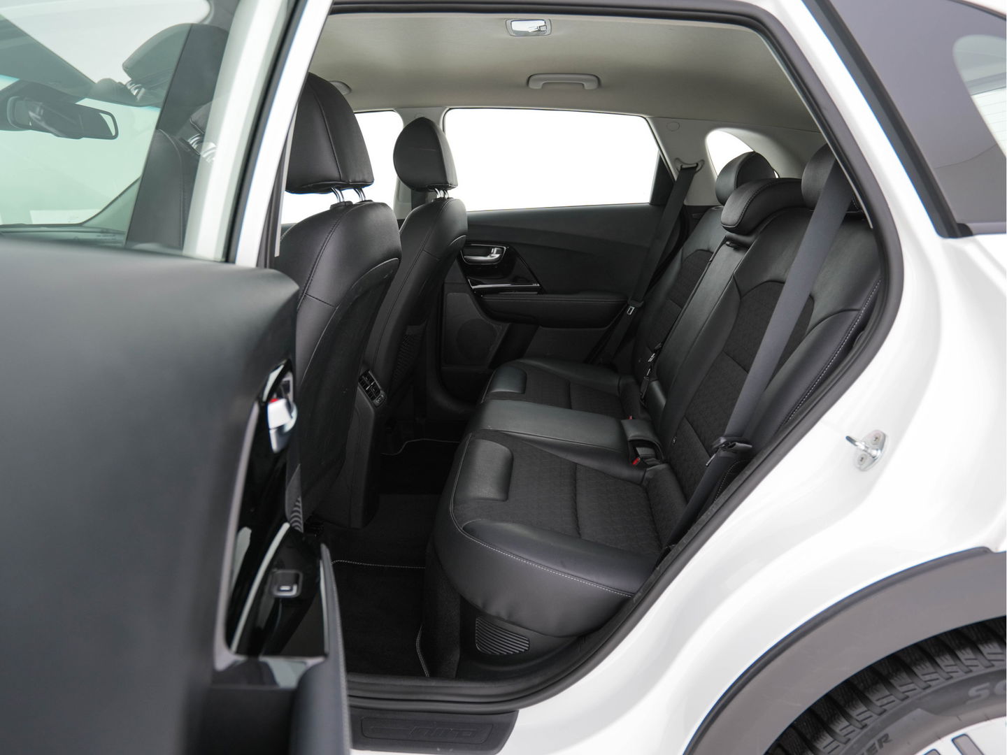 Kia Niro 1.6 GDi Hybrid DynamicLine (INCL-BTW) Aut. *NAVI-FULLMAP | KEYLESS | ADAPTIVE-CRUISE | 1/2-LEATHER | CAMERA | ECC | PDC | LANE-ASSIST | COMFORT-SEATS  | SHIFT-PADDLES | CARPLAY | TOWBAR | 16"ALU*