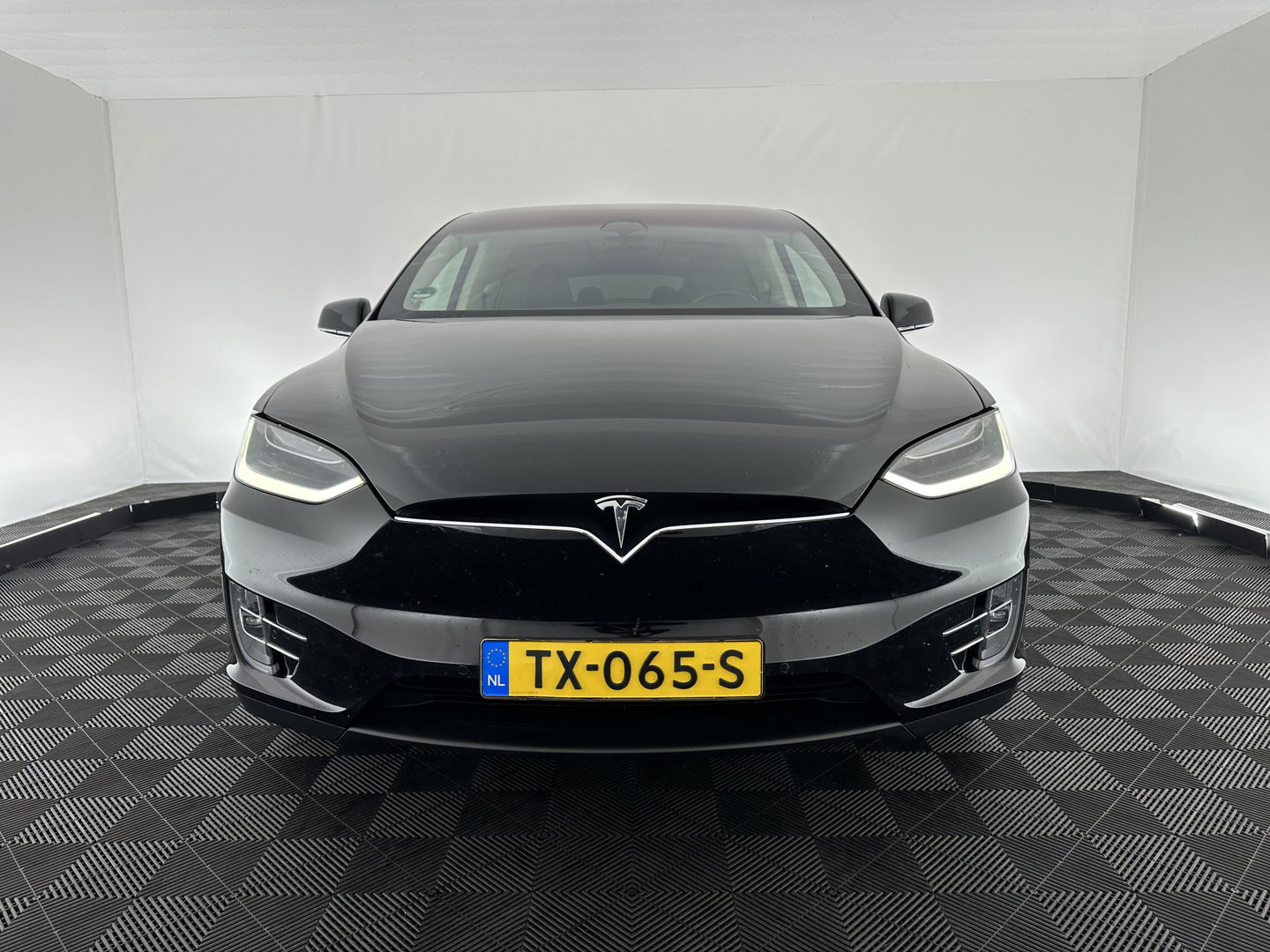 Tesla Model X 100D AWD [ 6-pers ] [ 3-Fase ] Aut. *PANO | AUTO-PILOT | TOWBAR | AIR-SUSPENSION | FULL-LED | NAPPA-SOFT-LEATHER | KEYLESS | APP.CONNECT | CRUISE | DAB | LANE-ASSIST | DIGI-COCKPIT | SURROUND-VIEW | COMFORT-SEATS | 20"ALU*