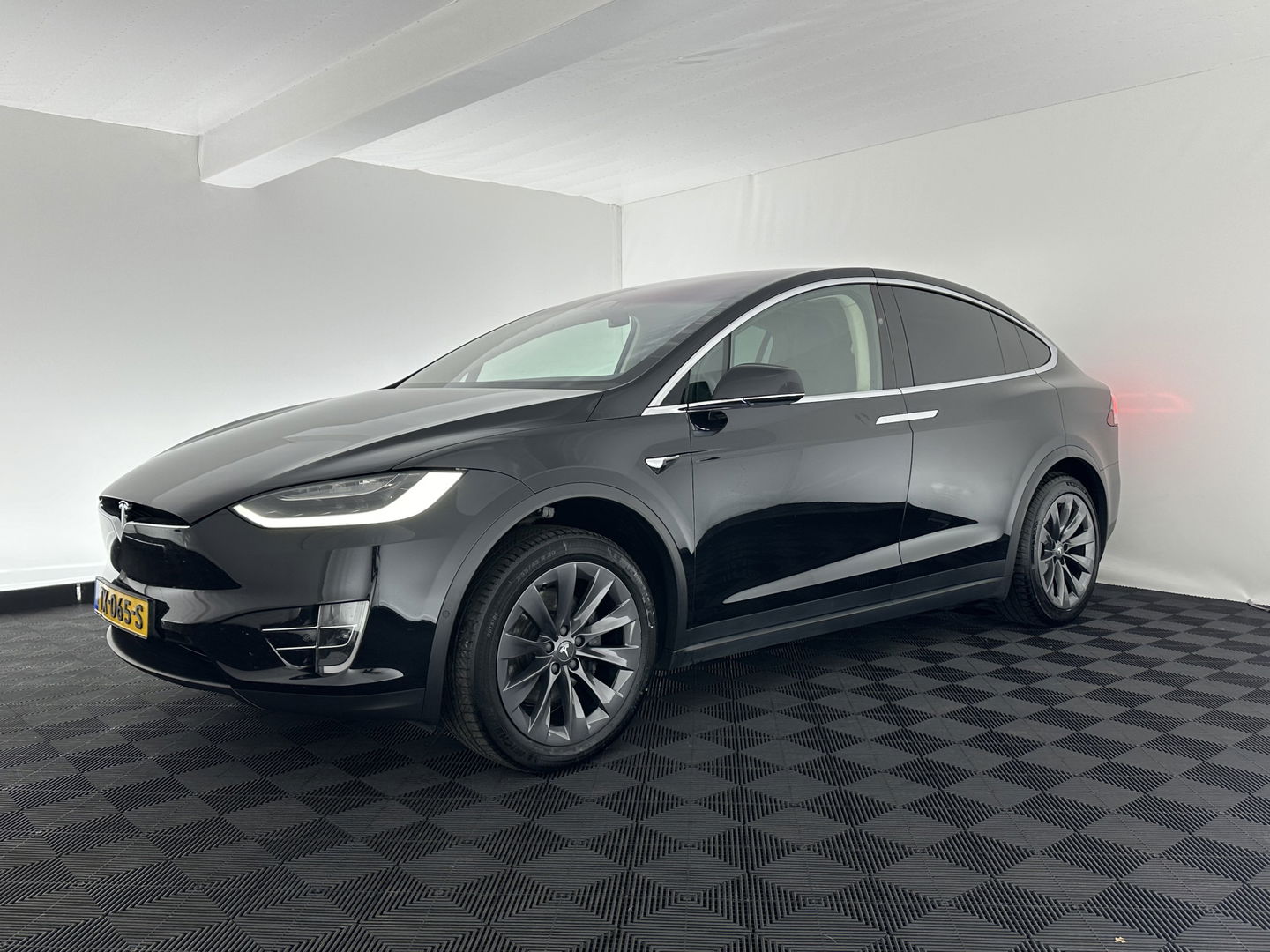 Tesla Model X 100D AWD [ 6-pers ] [ 3-Fase ] Aut. *PANO | AUTO-PILOT | TOWBAR | AIR-SUSPENSION | FULL-LED | NAPPA-SOFT-LEATHER | KEYLESS | APP.CONNECT | CRUISE | DAB | LANE-ASSIST | DIGI-COCKPIT | SURROUND-VIEW | COMFORT-SEATS | 20"ALU*
