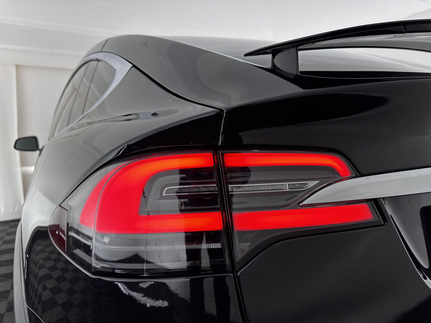 Tesla Model X 100D AWD [ 6-pers ] [ 3-Fase ] Aut. *PANO | AUTO-PILOT | TOWBAR | AIR-SUSPENSION | FULL-LED | NAPPA-SOFT-LEATHER | KEYLESS | APP.CONNECT | CRUISE | DAB | LANE-ASSIST | DIGI-COCKPIT | SURROUND-VIEW | COMFORT-SEATS | 20"ALU*