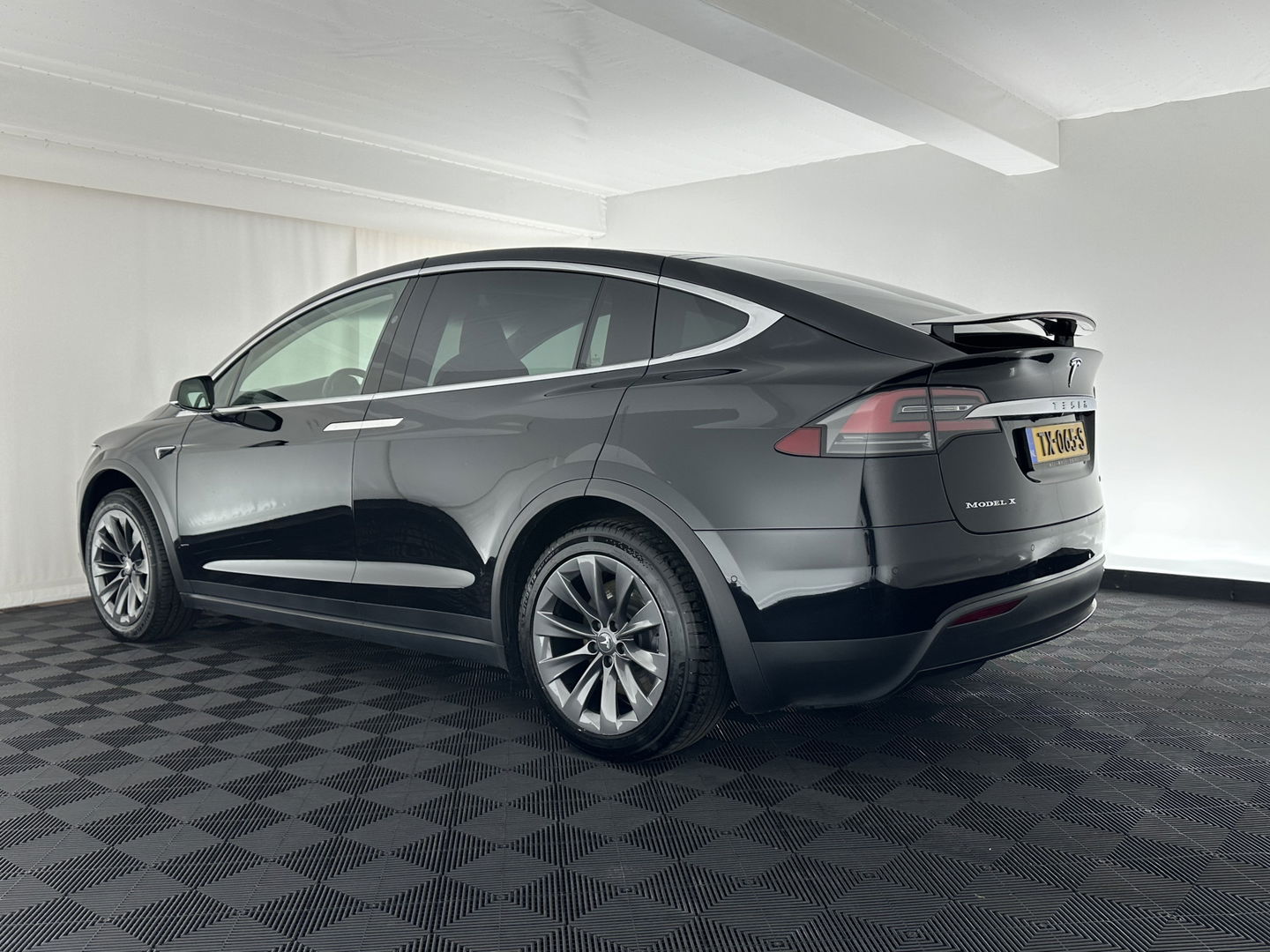Tesla Model X 100D AWD [ 6-pers ] [ 3-Fase ] Aut. *PANO | AUTO-PILOT | TOWBAR | AIR-SUSPENSION | FULL-LED | NAPPA-SOFT-LEATHER | KEYLESS | APP.CONNECT | CRUISE | DAB | LANE-ASSIST | DIGI-COCKPIT | SURROUND-VIEW | COMFORT-SEATS | 20"ALU*